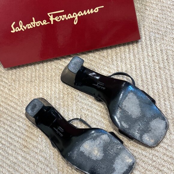 Salvatore Ferragamo Ranita Bow Sandals with elastic strap - Picture 12 of 13